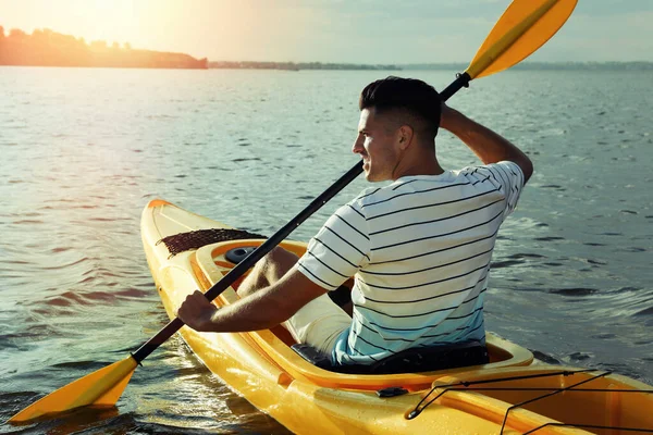 Gelukkige Man Kajakken Rivier Achteraanzicht Zomeractiviteit — Stockfoto