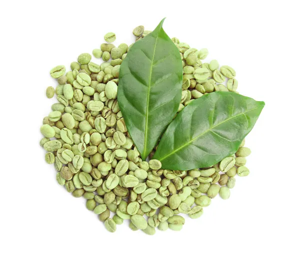 Groene Koffiebonen Verse Bladeren Een Witte Achtergrond Bovenaanzicht — Stockfoto
