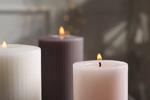 Verschiedene Brennende Kerzen Auf Verschwommenem Hintergrund Nahaufnahme — Stockfoto