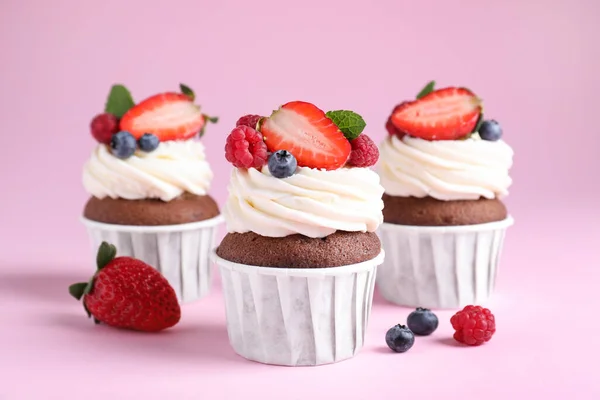 Deliciosos Cupcakes Con Crema Bayas Sobre Fondo Rosa — Foto de Stock