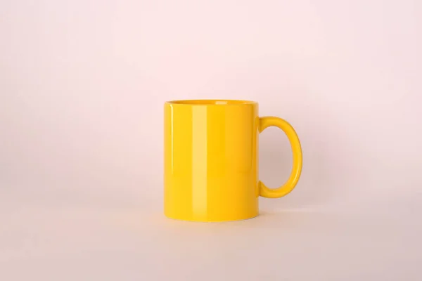 Порожній Жовтий Керамічний Кухоль Світлому Фоні — стокове фото