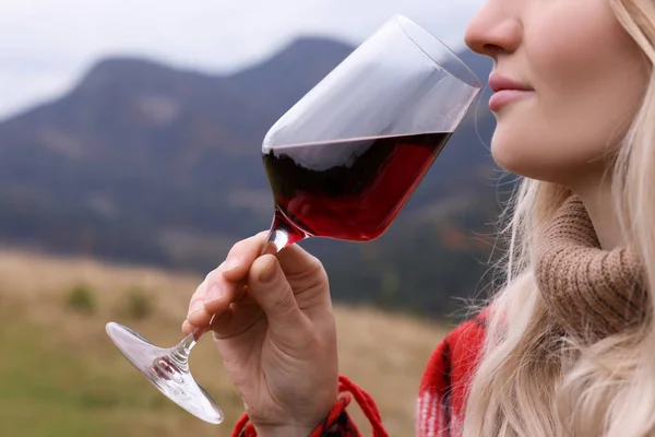 Молодая Женщина Пьет Вино Мирных Горах Крупным Планом — стоковое фото