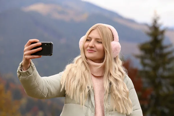 Νεαρή Γυναίκα Ζεστά Ακουστικά Που Βγάζει Selfie Την Ημέρα Του — Φωτογραφία Αρχείου