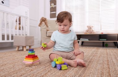 Sevimli küçük çocuk oyuncakları ile oynarken katta kapalı
