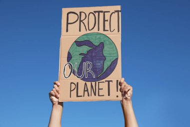 Dışarıdaki iklim değişikliğini protesto eden posterli adam, yakın plan.