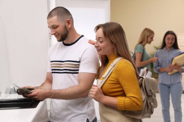 Bankanın vitrininde parası olan çift. Para birimi değişimi