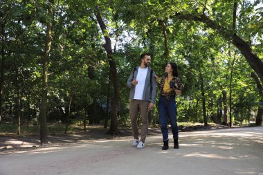 Harika bir çift doğa koruma alanında birlikte vakit geçiriyorlar.