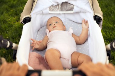 Anneyle bebek arabası dışarıda, yakın plan.