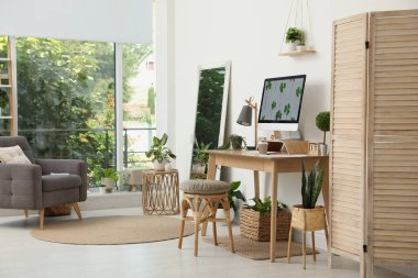 Rahat bir iş yeri olan şık bir oda. Merkez Ofis