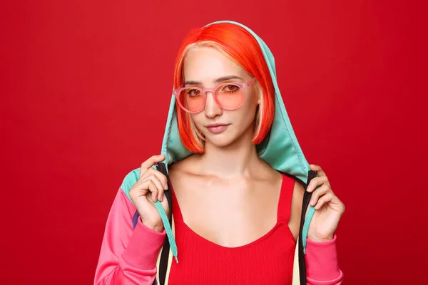 Vacker Ung Kvinna Med Ljusa Färgat Hår Röd Bakgrund — Stockfoto