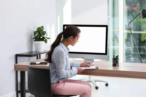 Modern Ofiste Masa Başında Çalışan Genç Bir Kadın — Stok fotoğraf