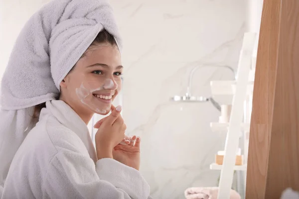 Hermosa Adolescente Aplicando Espuma Limpiadora Cara Baño Cuidado Piel Cosmética —  Fotos de Stock