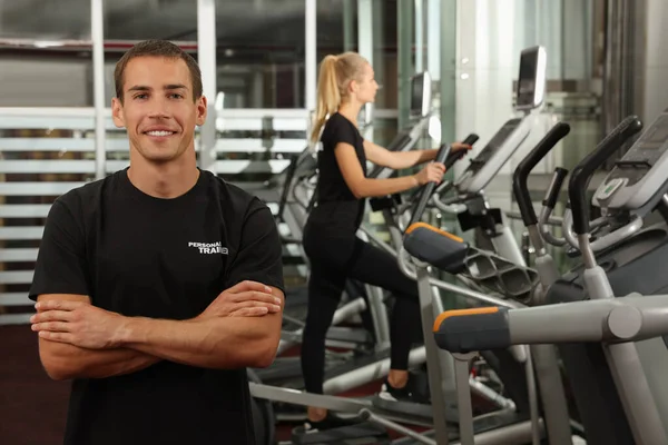 Modern spor salonunda kişisel antrenör portresi