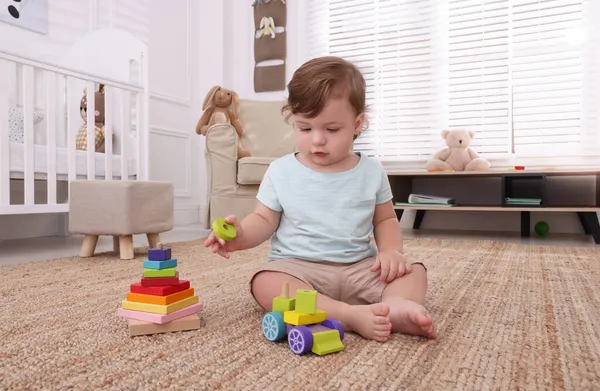 Милый Маленький Мальчик Играет Игрушками Полу Помещении — стоковое фото