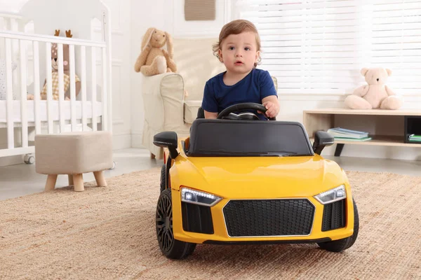 안에서 장난감 자동차를 운전하는 스러운 어린이 — 스톡 사진