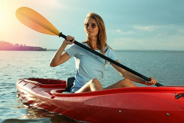 Hermosa Mujer Haciendo Kayak Río Actividad Verano —  Fotos de Stock