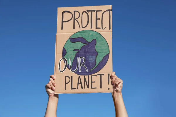 Férfi Plakátokkal Tiltakozik Éghajlatváltozás Ellen Szabadban Közelkép — Stock Fotó