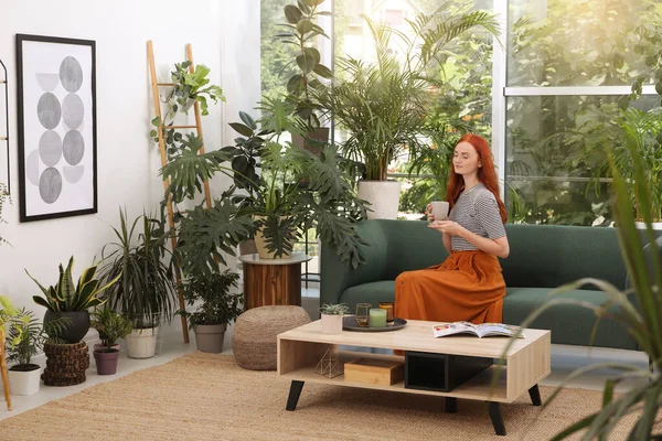 Mooie Vrouw Met Kopje Thee Rustend Bank Kamer — Stockfoto