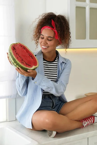 Mooie Jonge Afro Amerikaanse Vrouw Met Helft Van Watermeloen Zittend — Stockfoto