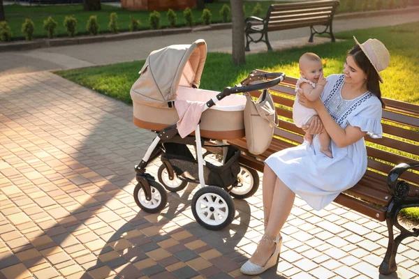 Happy Mother Baby Sitting Bench Park — Stock Photo, Image