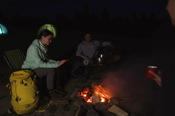Άνθρωποι Που Κάθονται Κοντά Στη Φωτιά Στο Στρατόπεδο Νύχτα — Φωτογραφία Αρχείου