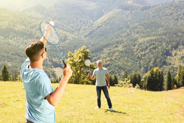 Freunde Spielen Sonnigen Tagen Badminton Den Bergen — Stockfoto