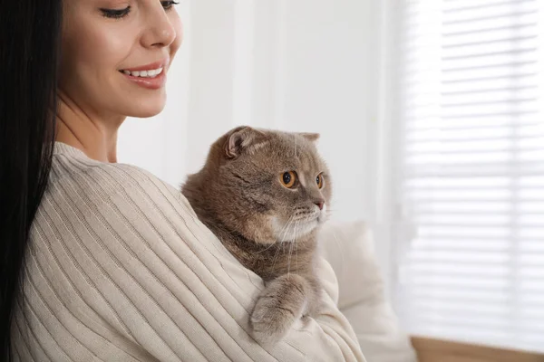 Vrouw Met Haar Schattige Kat Thuis — Stockfoto