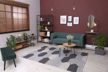 Güzel salon iç rahat kanepe ile