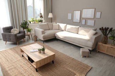 Güzel salon iç rahat kanepe ile