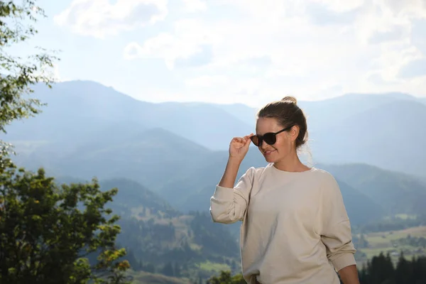 山の中でサングラスを持つ女性 テキストのスペース — ストック写真