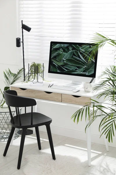 Comfortabele Werkplek Met Moderne Computer Groene Planten Kamer Interieur Ontwerp — Stockfoto