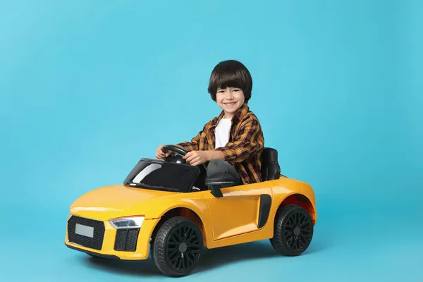 Маленька Дитина Керує Жовтим Іграшковим Автомобілем Світло Блакитному Фоні — стокове фото