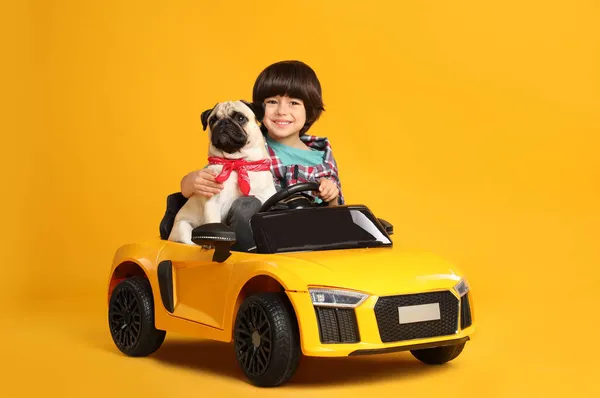 Niño Pequeño Con Perro Coche Juguete Sobre Fondo Amarillo —  Fotos de Stock