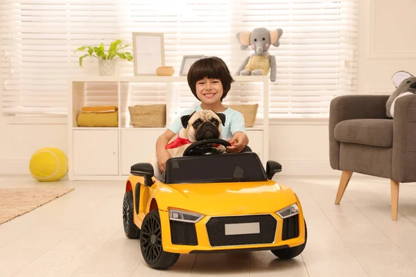 Маленький Хлопчик Своїм Собакою Іграшковій Машині Вдома — стокове фото