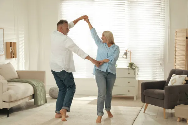 Feliz Pareja Ancianos Bailando Juntos Sala Estar — Foto de Stock