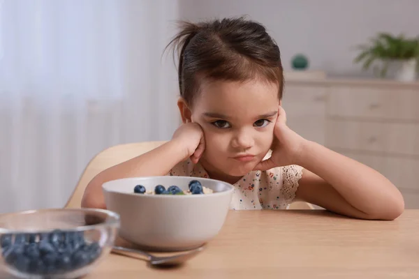 Nettes Kleines Mädchen Weigert Sich Ihr Frühstück Hause Essen — Stockfoto