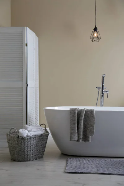 浴室浴缸附近地板上柔软的灰色垫子 室内设计 — 图库照片