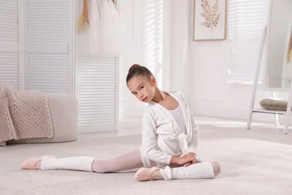 Pequeña Bailarina Estirándose Suelo Casa — Foto de Stock