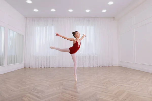 Pequeña Bailarina Practicando Movimientos Baile Estudio — Foto de Stock