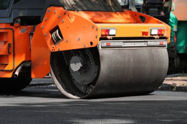 Şehir sokağındaki modern patenci, yakın plan. Yol onarım servisi