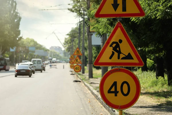 Znaki Drogowe Ulicy Miejskiej Naprawa Dróg — Zdjęcie stockowe