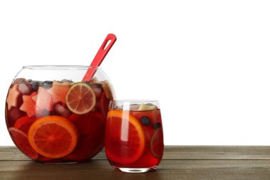Beyaz arka plana karşı ahşap masada bir kase Red Sangria. Metin için boşluk