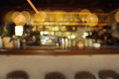Bokeh efektli modern bar iç mimarisinin bulanık görünümü