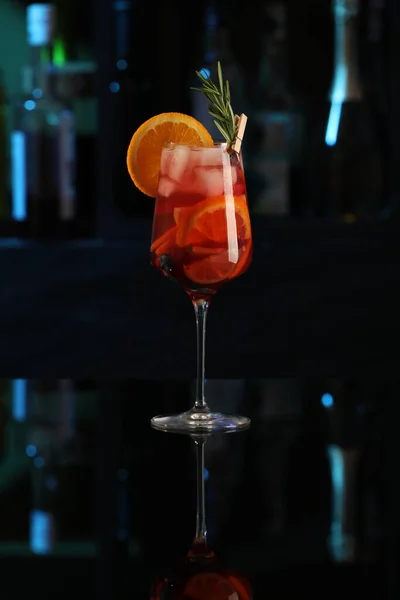 Köstlicher Sangria Cocktail Auf Schwarzem Tisch Bar — Stockfoto