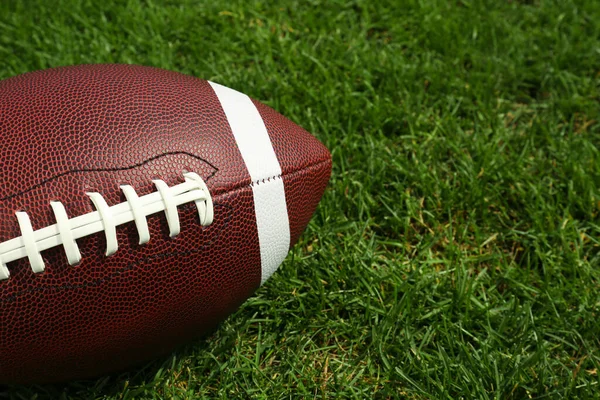 American Football Bal Groen Gras Close Ruimte Voor Tekst — Stockfoto