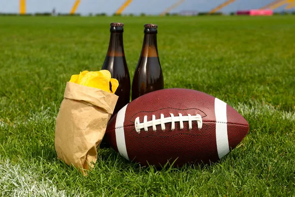 Pelota Fútbol Americano Con Cerveza Patatas Fritas Césped Campo Verde —  Fotos de Stock