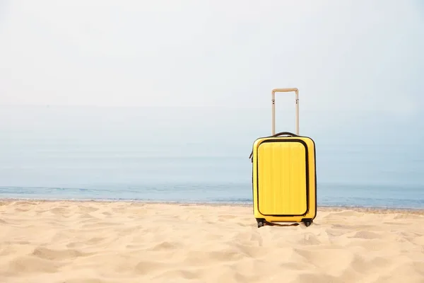 Yellow Suitcase Sandy Beach Space Text — Stock Photo, Image