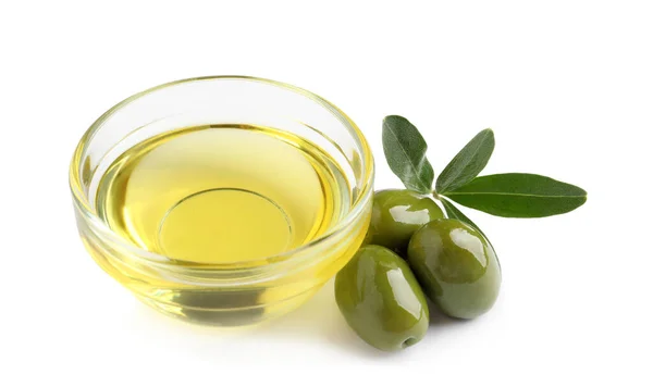 Skleněná Miska Oleje Zralé Olivy Zelené Listy Bílém Pozadí — Stock fotografie