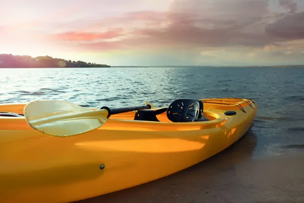 Bellissimo Kayak Giallo Moderno Con Pagaia Sul Fiume — Foto Stock