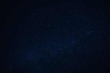 Parlak yıldızlarla dolu güzel bir gece göğü